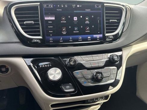 Used 2024 Chrysler Pacifica Touring-L FWD image 21