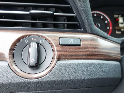 Used 2022 Volkswagen Passat 2.0T image 16