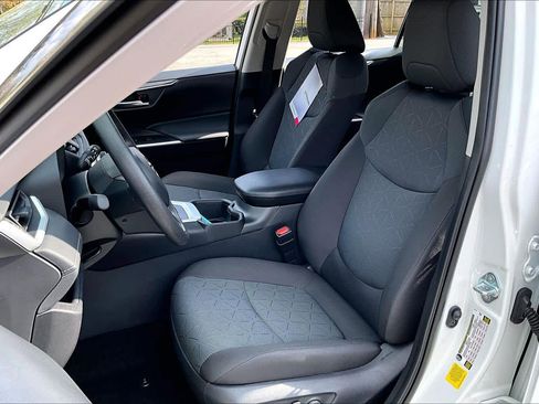 Used 2025 Toyota RAV4 XLE image 8