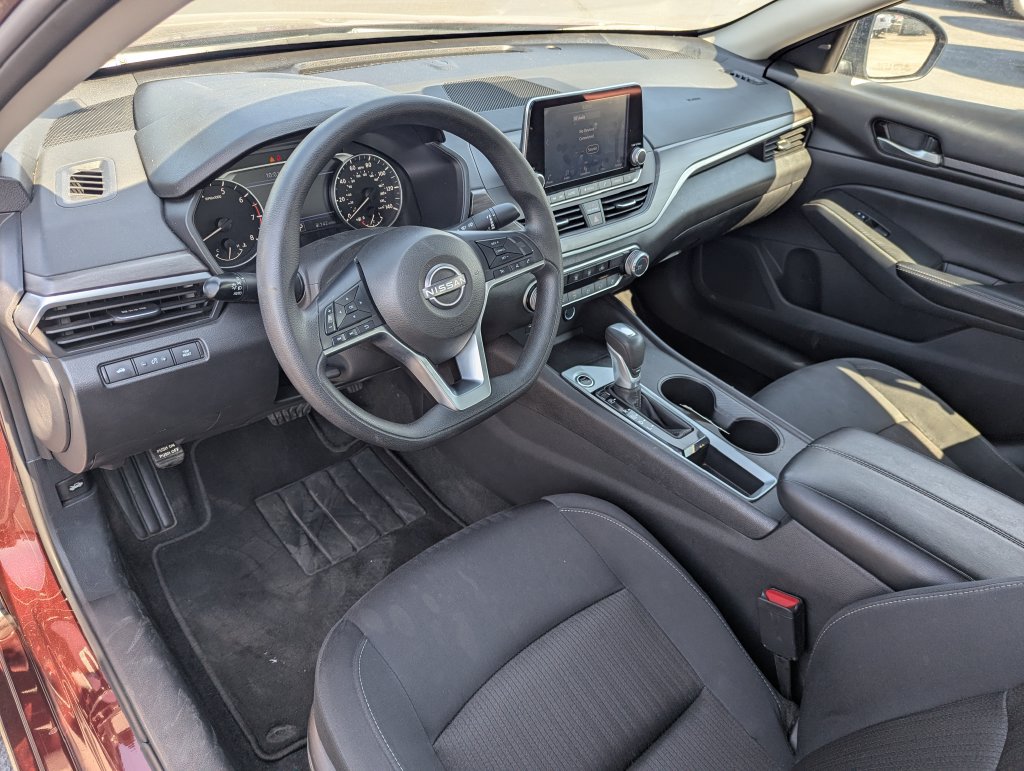 Used 2025 Nissan Altima 2.5 SV FWD image 14