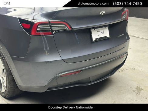 Used 2022 Tesla Model Y Long Range image 12