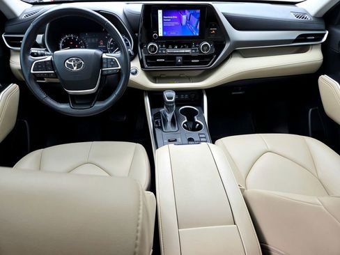 Used 2023 Toyota Highlander XLE image 8