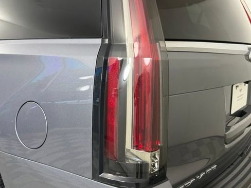 Used 2019 Cadillac Escalade Luxury AWD/4WD image 14