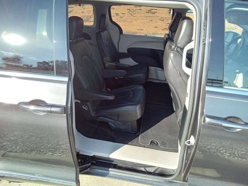Used 2017 Chrysler Pacifica Touring-L image 5