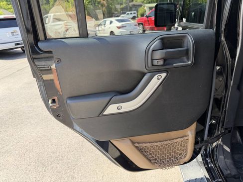 Used 2016 Jeep Wrangler Unlimited Sahara w/ Connectivity Group AWD/4WD image 16