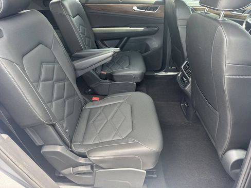 Used 2025 Volkswagen Atlas SE w/ Panoramic Sunroof Package FWD image 15
