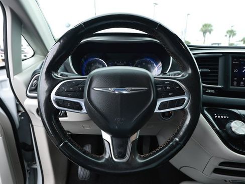 Used 2020 Chrysler Pacifica Touring-L FWD image 11