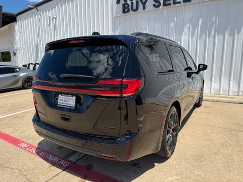 Used 2025 Chrysler Pacifica Limited FWD image 7