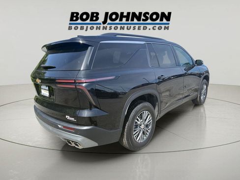 Used 2025 Chevrolet Traverse LT AWD/4WD image 3
