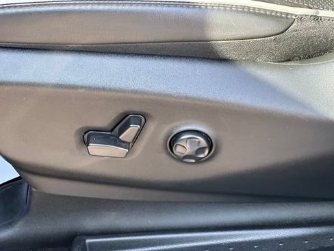 Used 2025 Chrysler Pacifica Limited FWD image 33