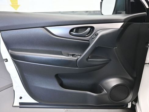 Used 2022 Nissan Rogue Sport S image 9