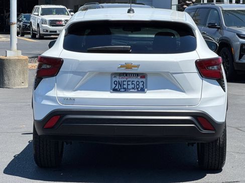 Used 2025 Chevrolet Trax LS w/ LS Convenience Package FWD image 4