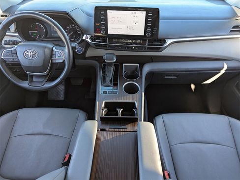 Used 2024 Toyota Sienna XLE image 17