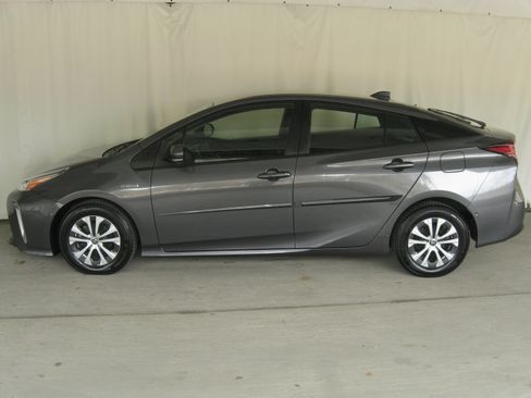 Used 2021 Toyota Prius LE image 21