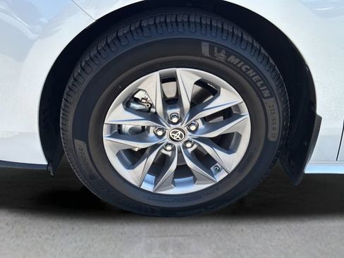 Used 2022 Toyota Sienna XLE FWD image 25