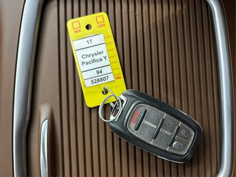 Used 2017 Chrysler Pacifica Limited FWD image 40