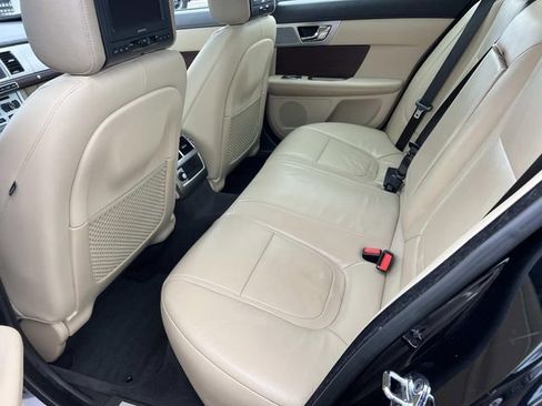 Used 2013 Jaguar XF image 11