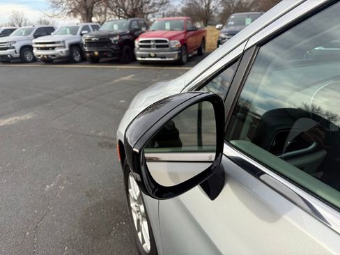 Used 2024 Chrysler Pacifica Touring-L image 16