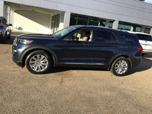 Used 2022 Ford Explorer Limited w/ Equipment Group 301A image 2