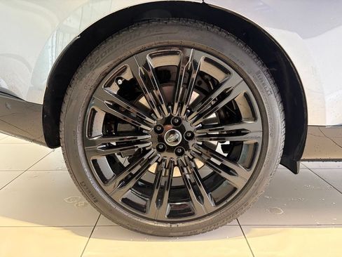 Used 2025 Land Rover Range Rover SE AWD/4WD image 12