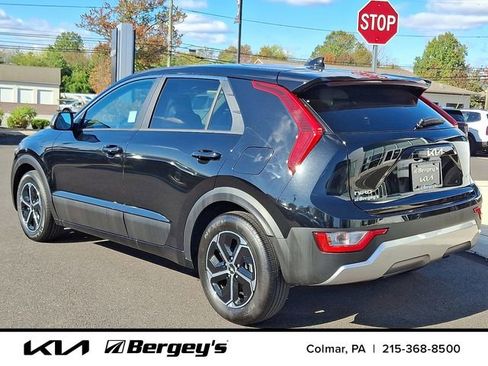 Used 2025 Kia Niro LX image 8