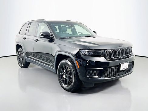 Used 2025 Jeep Grand Cherokee Altitude AWD/4WD image 3