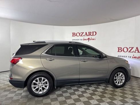 Used 2018 Chevrolet Equinox LT w/ Sun & Infotainment Package image 9