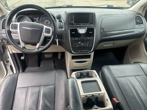 Used 2015 Chrysler Town & Country Touring w/ Driver Convenience Group image 23