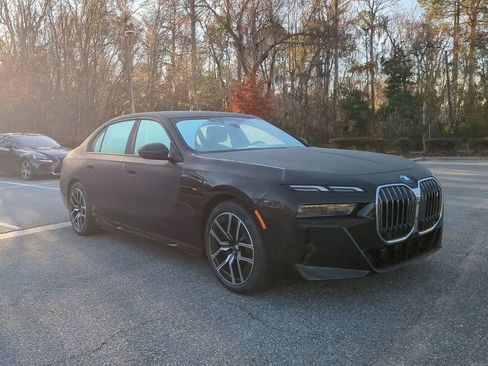 Used 2024 BMW i7 xDrive60 image 3