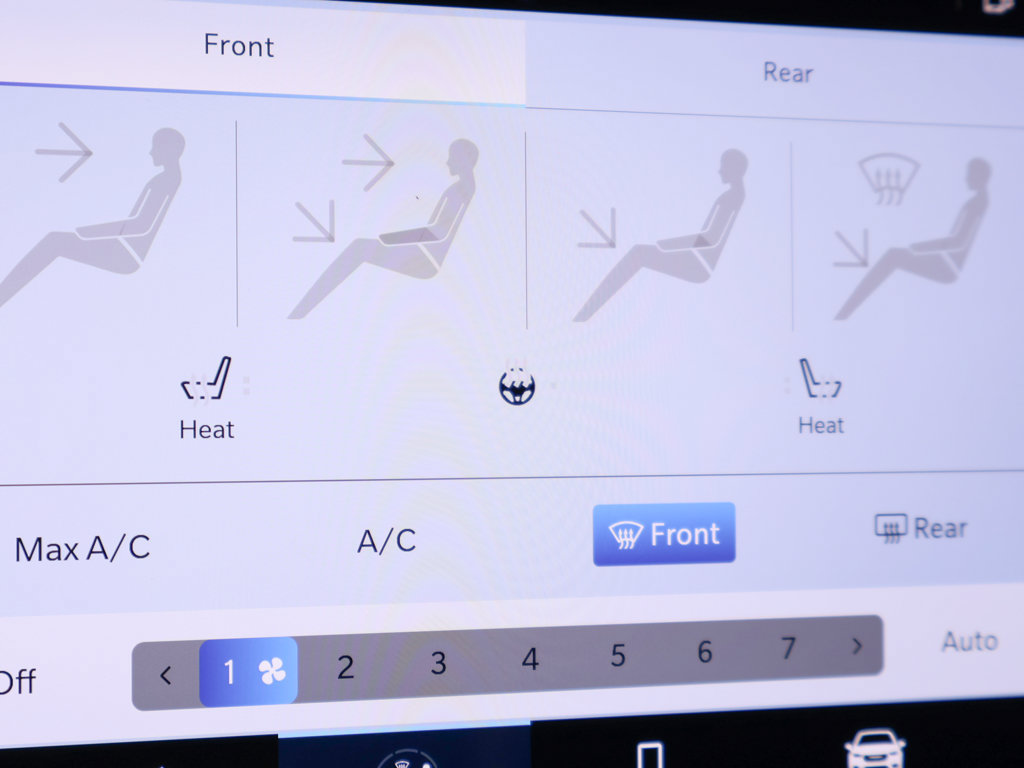 Used 2025 Chrysler Pacifica Select FWD image 48