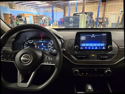 Used 2024 Nissan Altima 2.5 SV FWD image 12