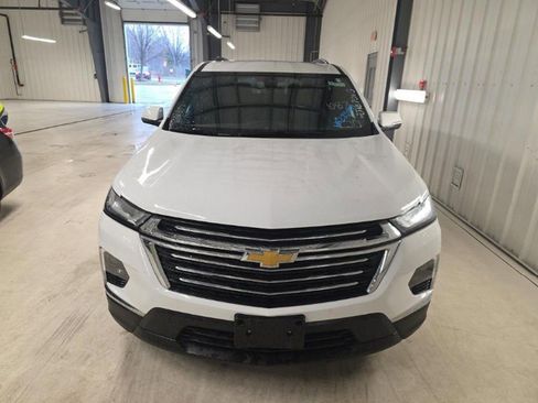 Used 2023 Chevrolet Traverse LT image 2