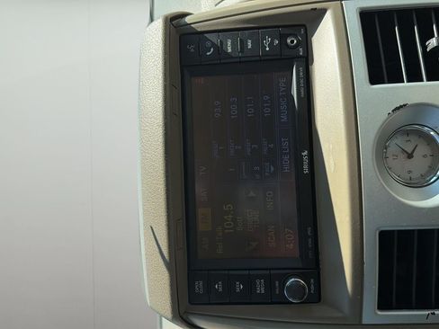 Used 2010 Chrysler Town & Country Limited w/ Entertainment Group #3 FWD image 21