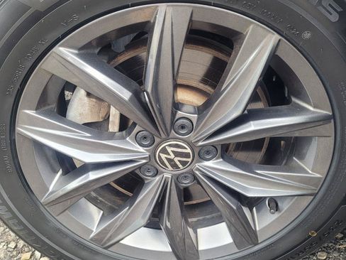 Used 2022 Volkswagen Tiguan SE AWD/4WD image 38