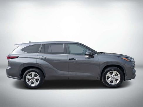 Used 2024 Toyota Highlander LE FWD image 2