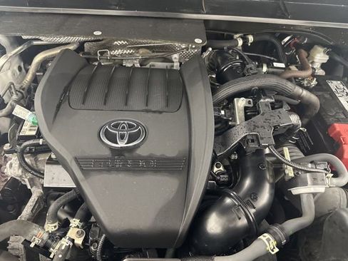 Used 2024 Toyota Highlander LE AWD/4WD image 12
