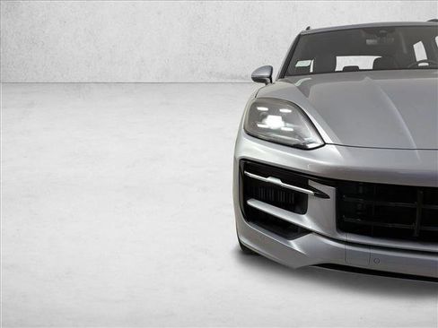 Used 2025 Porsche Cayenne image 12