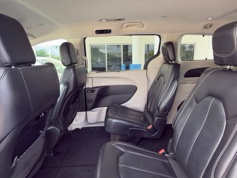 Used 2022 Chrysler Pacifica Touring-L FWD image 7