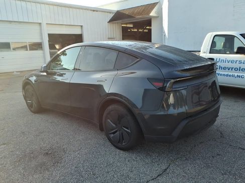 Used 2026 Tesla Model Y 2WD image 5