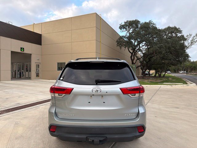 Used 2017 Toyota Highlander XLE AWD/4WD image 3