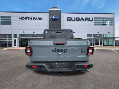 Used 2024 Jeep Gladiator Sport AWD/4WD image 4