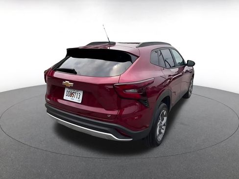 Used 2025 Chevrolet Trax LT FWD image 11