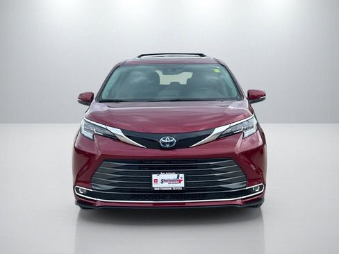 Used 2023 Toyota Sienna Limited AWD/4WD image 2