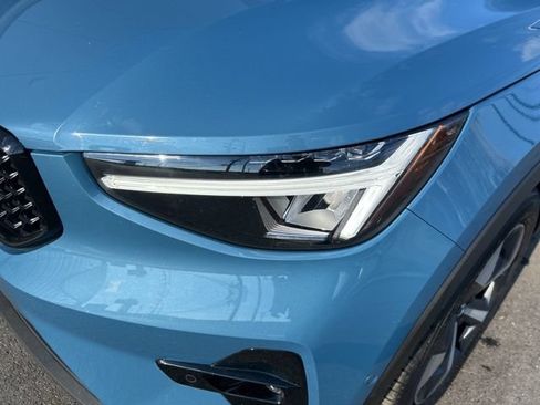 Certified 2025 Volvo XC40 B5 Plus AWD/4WD image 8