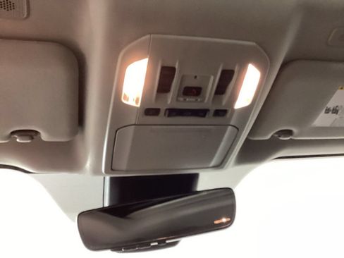 Used 2025 Toyota Highlander XLE AWD/4WD image 16