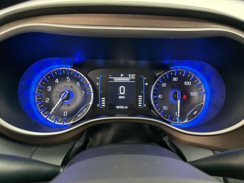 Used 2018 Chrysler Pacifica Touring-L FWD image 21