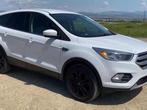 Used 2017 Ford Escape SE image 2