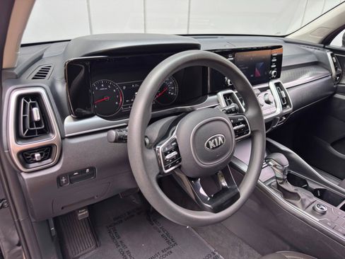 Used 2021 Kia Sorento LX FWD image 12