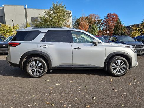 Certified 2023 Nissan Pathfinder SL image 6