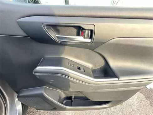 Used 2023 Toyota Highlander XLE image 21